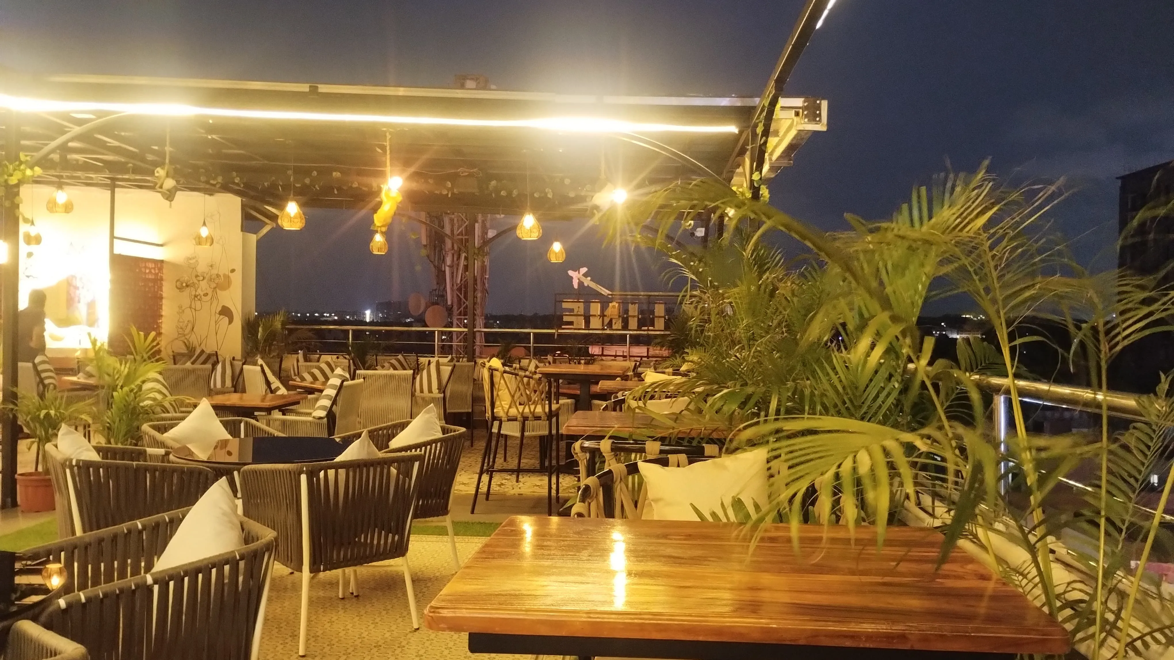 Restaurants Nearby My Location in Bhubaneswar || Sky Line Resto & Rooftop